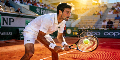 网球运动员德约科维奇法网比赛照片